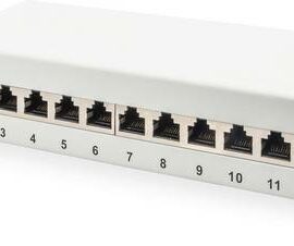 Das Bild zeigt das 'Digitus DN-91612S-EA-G 12 Port Netzwerk-Patchpanel 254mm (10") CAT 6a 1 HE', ein Netzwerkverteiler zur Organisation und Verwaltung von Ethernet-Kabeln in einem Netzwerk-Schrank oder -Rack. Das Panel verfügt über zwölf Ports, die entsprechend von 1 bis 12 nummeriert sind, und ist für die Verwendung in einem 10-Zoll-Rack konzipiert. Jeder Port akzeptiert einen RJ45-Stecker. Am oberen Rand des Panels ist deutlich das CAT 6a-Spezifikationskennzeichen zu sehen, was auf die Kompatibilität mit dem CAT 6a-Standard für Ethernet-Verkabelung hinweist.