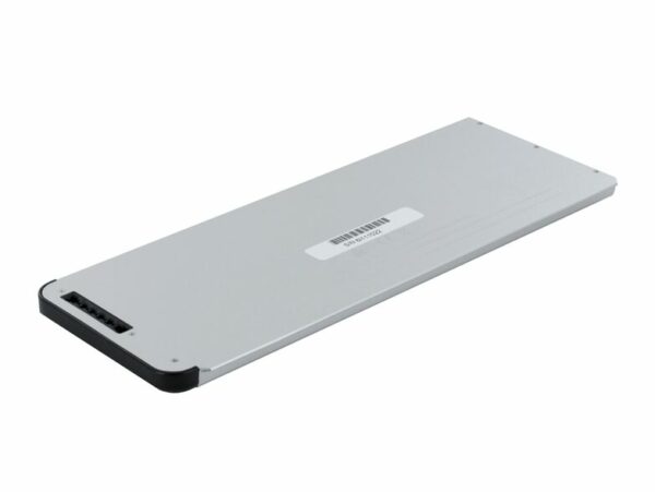 Das Bild zeigt einen LMP Akku für das MacBook 13" Alu, Modell Late 2008 Aluminium. Der Akku ist rechteckig, hauptsächlich in Silber gehalten und besitzt an einem Ende eine Anschlussstelle mit mehreren Kontaktpunkten. Auf seiner Oberfläche ist ein Etikett mit Barcode und Produktinformationen angebracht. Der Zweck des Bildes ist es, das Erscheinungsbild, Design und die spezifischen Anschlüsse des LMP Akkus zu veranschaulichen, damit potenzielle Käufer erkennen können, ob dieser Akku mit ihrem MacBook-Modell kompatibel ist.