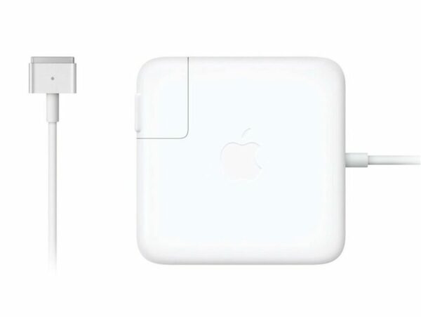 Das Bild zeigt den Apple 60W MagSafe 2 Power Adapter. Es ist ein Netzteil für das MacBook Pro 13" mit Retina Display. Der Adapter hat ein rechteckiges Design mit abgerundeten Ecken, das Apple-Logo in der Mitte und ein Kabel mit einem MagSafe 2-Anschluss, der am MacBook angeschlossen wird. Der Zweck des Bildes ist es, das Design und die Funktionalität des Produkts hervorzuheben.