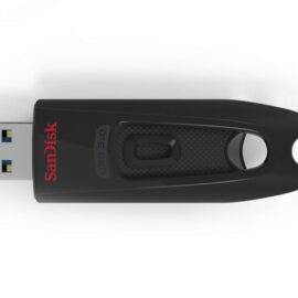 Das Bild zeigt den SanDisk Ultra Flash-Speicher-Stick mit einer Kapazität von 256 GB. Der USB 3.0 Stick ist in der Farbe Schwarz dargestellt und hat das SanDisk-Logo in Rot auf der Oberseite. Der Stick hat einen Schieber zum Herausziehen des USB-Anschlusses sowie eine Öse am hinteren Ende, die das Befestigen an einem Schlüsselbund oder Ähnlichem ermöglicht. Der Zweck des Bildes ist, das Design und die physikalischen Merkmale des Produkts für potenzielle Käufer sichtbar zu machen.