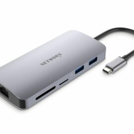 Das Bild zeigt einen Networx USB-C Hub in der Farbe Space Grau. Der Multiadapter ist speziell für die Verwendung mit einem MacBook gedacht und bietet verschiedene Anschlüsse, darunter USB-A-Ports, einen SD-Kartenleser, einen microSD-Kartenleser, sowie HDMI- und Ethernet-Anschlüsse. Der Hub wird über ein integriertes USB-C-Kabel an das MacBook angeschlossen, um vielfältige Konnektivitätsoptionen bereitzustellen.
