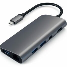 Das Bild zeigt den Satechi Aluminium Typ-C Multimedia Adapter auf einer weißen Oberfläche. Der Adapter ist in einer Seitenansicht abgebildet, so dass verschiedene Anschlüsse gut erkennbar sind. Am einen Ende des Adapters ist ein integriertes USB-C Kabel zu sehen, während an den Seiten verschiedene weitere Anschlüsse positioniert sind: mehrere USB-A Ports, ein USB-C PD (Power Delivery) Port, ein HDMI Port für 4K-Videoausgabe und ein Gigabit Ethernet (GbE) Port sowie Slots für microSD- und SD-Karten. Dieses Bild dient dazu, die Funktionalität und das Design des Adapters zu veranschaulichen.