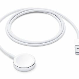 Das Bild zeigt das Apple Watch Magnetische Ladekabel in Weiß mit einer Länge von 1 Meter. Der Ladeadapter hat eine runde, magnetische Ladefläche und ein klassisches USB-A Ende, das in einen USB-Port gesteckt wird. Es dient zum Aufladen einer Apple Watch.