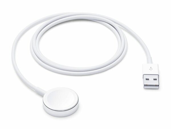 Das Bild zeigt das Apple Watch Magnetische Ladekabel in Weiß mit einer Länge von 1 Meter. Der Ladeadapter hat eine runde, magnetische Ladefläche und ein klassisches USB-A Ende, das in einen USB-Port gesteckt wird. Es dient zum Aufladen einer Apple Watch.