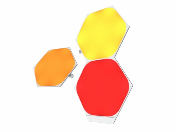 Das Bild zeigt drei Nanoleaf Shapes Hexagon LED-Lichtpaneele in einem 3-teiligen Erweiterungsset. Zwei der sechseckigen Paneele sind miteinander verbunden und eins ist separat abgebildet. Jedes Panel leuchtet in einer anderen Farbe: rot, gelb und orange. Die Paneele sind auf einem reinweißen Hintergrund präsentiert und dienen dazu, die Funktionalität und das modulare Design des Produkts zu veranschaulichen, das eine individuelle Gestaltung der Beleuchtung im Raum ermöglicht.