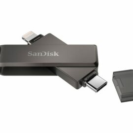 SanDisk iXpand Flash Drive Luxe 64 GB mit einem metallischen Gehäuse in Schwarz. Das Flash-Laufwerk ist geöffnet, um die duale Schnittstelle mit einem Lightning-Stecker am einen Ende und einem USB-C-Anschluss am anderen Ende zu zeigen. Der Schutzdeckel für den USB-C-Anschluss liegt neben dem Laufwerk. Das Bild dient dazu, das Design, die Kompaktheit und die Konnektivitätsoptionen des Produkts zu präsentieren.