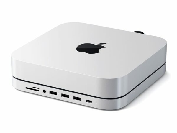 Das Bild zeigt den Satechi Aluminium Stand & Hub, der auf einem weißen Hintergrund abgebildet ist. Zu sehen ist ein kompaktes Gerät in silberfarbenem Aluminiumfinish mit dem Apple Logo an der Oberseite. An der Vorderseite sind mehrere Anschlüsse sichtbar: ein SD-Karten-Slot, ein Micro-SD-Karten-Slot, USB-C-Anschlüsse und USB-A-Anschlüsse. Der Stand & Hub ist dazu gedacht, die Konnektivität eines MacBook oder eines anderen Laptops zu erweitern und gleichzeitig als Ständer zu dienen, um das Gerät in einer ergonomischen Position zu halten.