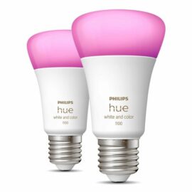 Das Bild zeigt zwei Philips Hue White & Color Ambiance-Lampen, Modell E27 Glühbirnen mit einer Leistung von 75 Watt. Beide Glühbirnen sind auf einem weißen Hintergrund abgebildet und leuchten in einem Pinkton, um die Farbwechselfunktion der Lampen zu demonstrieren. Das Design ist modern, mit dem charakteristischen Philips Hue Logo und der Produktbezeichnung sichtbar am weißen Gehäuse der Glühbirnen. Diese smarten LED-Lampen sind dazu konzipiert, eine Vielzahl von Farben und Weißtönen zu erzeugen, die per App oder Sprachsteuerung angepasst werden können, um die Stimmung oder Atmosphäre in einem Raum zu verändern.