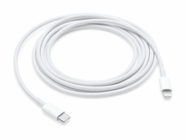 Das Bild zeigt ein Apple USB-C auf Lightning Kabel mit einer Länge von 2 Metern. Das Kabel ist auf einer ebenen Fläche ausgebreitet und zeigt an einem Ende den USB-C Stecker und am anderen Ende den Lightning Stecker, entwickelt für das Aufladen und Synchronisieren von Apple Geräten wie iPhone, iPad und AirPods. Das Design des Kabels ist schlicht, mit einer weißen Farbgebung, was typisch für Apple-Zubehör ist.