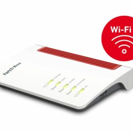 Das Bild zeigt den DSL-Router AVM FRITZ!Box 7510 in Weiß. Zu sehen sind die charakteristischen Designelemente wie die roten Streifen und die Status-LEDs für Power, Internet, WLAN, Telefonie und Info an der Frontseite. Die Grafik oben rechts zeigt das Symbol für Wi-Fi 6, das die Unterstützung für den neuesten WLAN-Standard erklärt, welcher Datenübertragungsraten von bis zu 600 MBit/s ermöglicht.