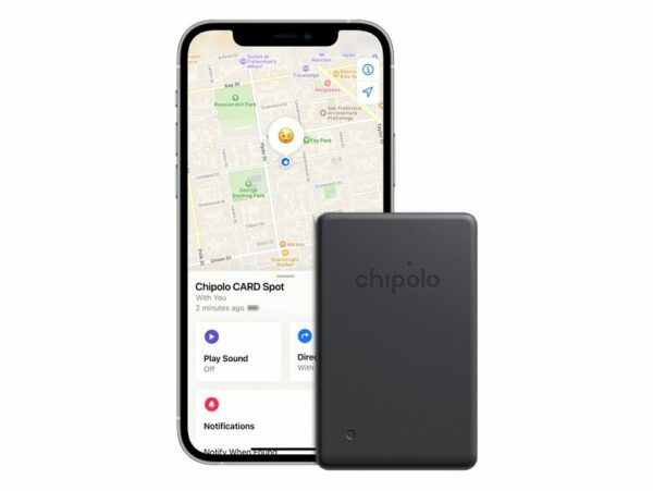 Das Bild zeigt den Chipolo CARD Spot, einen kompakten Tracker, neben einem Smartphone mit geöffneter App, die eine Karte mit der Position des Trackers anzeigt. Auf dem Smartphone-Bildschirm sind Optionen wie "Sound abspielen" und "Richtung" zu sehen, die helfen, verlorene Wertgegenstände, an denen der Chipolo CARD Spot befestigt ist, wiederzufinden.