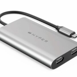 Das Bild zeigt den HyperDrive Dual 4K HDMI Adapter für MacBook Air/Pro, ein kompaktes, silberfarbenes Gerät mit zwei HDMI-Ports an der Vorderseite und einem USB-C-Anschlusskabel. Dieser Adapter ermöglicht es, ein MacBook Air oder Pro mit zusätzlichen Displays über HDMI zu verbinden, um beispielsweise Inhalte in 4K-Auflösung auszugeben.