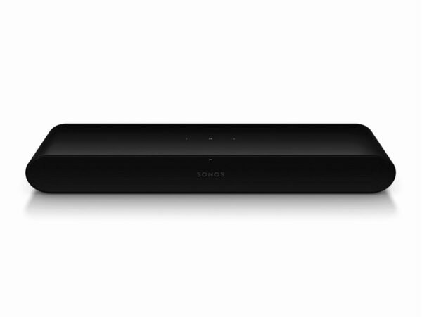 Das Bild zeigt die Sonos Ray, eine smarte Soundbar in Schwarz. Das Design ist schlicht und modern mit einem Logo der Marke Sonos auf der Vorderseite. Die Soundbar verfügt über eine kompakte Form und scheint Touch-Bedienelemente auf der Oberseite zu haben. Der Zweck des Bildes ist es, das Produkt in seiner ästhetischen Erscheinung zu präsentieren, damit sich potenzielle Käufer ein Bild von der Soundbar machen können. Die Sonos Ray bietet eine verbesserte Audioleistung für das Heimkinosystem und unterstützt AirPlay 2 zur einfachen Integration in ein bestehendes Apple-Ökosystem.