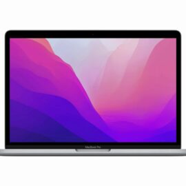 Ein Apple MacBook Pro 13" (2022) mit einem M2 8-Core CPU, 256 GB SSD und 8 GB RAM in der Farbe Space Grau. Das Bild zeigt das geöffnete MacBook mit dem Display eingeschaltet, das eine farbenfrohe Standard-Hintergrundgrafik anzeigt. Es dient dazu, das Design und die Optik des Produktes zu präsentieren.