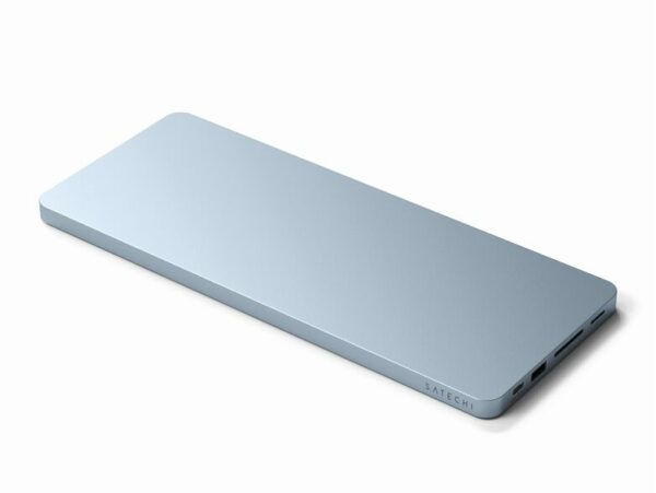 Das Bild zeigt das Satechi USB-C Slim Dock für iMac 24" (2021) in Blau, ein schlankes und stilvolles Docking-Hub, das extra für die Verwendung mit dem iMac 24" entworfen wurde. Es ist in einer passenden blauen Farbe gehalten und liegt waagerecht auf einer einfarbigen Oberfläche. Am vorderen Rand sind mehrere Anschlüsse zu erkennen, darunter USB-C Ports und Kartenlesegeräte, die darauf ausgelegt sind, die Konnektivität des iMacs zu erweitern und einen einfachen Zugang zu den verschiedensten Peripheriegeräten zu ermöglichen.