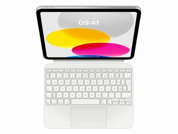 Das Bild zeigt das Apple Magic Keyboard Folio für das iPad der 10. Generation. Das iPad ist im Querformat dargestellt und auf das Keyboard gestellt, so dass es wie ein kompaktes Laptop-Setup aussieht. Auf dem Bildschirm des iPads ist eine Uhrzeit angezeigt, während das Keyboard selbst weiße Tasten und ein Trackpad aufweist. Das Design ist schlicht und in typischem Apple-Stil gehalten, was die Funktion als elegantes und funktionales Zubehör für das iPad unterstreicht.