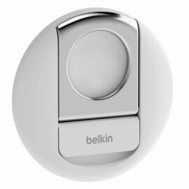 Das Bild zeigt den 'Belkin MagSafe iPhone-Halter für MacBooks' auf einem weißen Hintergrund. Der Halter hat eine kreisförmige magnetische Befestigungsfläche und darunter befindet sich ein Klappmechanismus mit dem Belkin Logo. Der Zweck des Bildes ist es, das Design und die Funktionsweise des iPhone-Halters darzustellen, der sich an ein MacBook anschließen lässt, um das iPhone in einer benutzerfreundlichen Position zu halten.