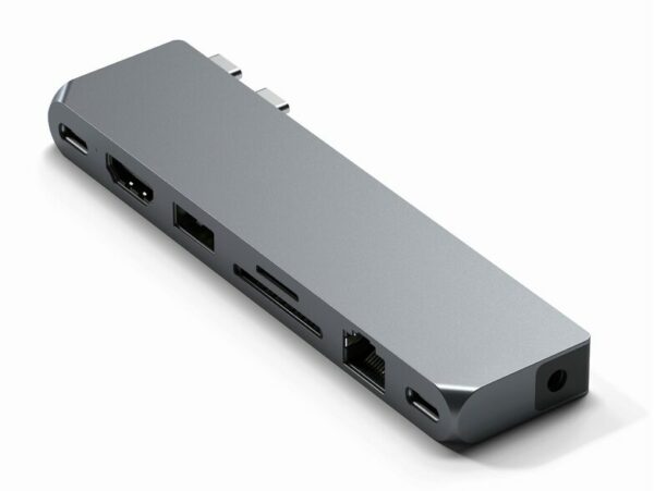 Das Bild zeigt den Satechi Pro Hub Max, ein multifunktionales Zubehör für MacBook. Der Hub ist in einem metallischen Grauton gehalten und verfügt über mehrere Anschlüsse. Auf der ersichtlichen Seite sind ein USB-C-Anschluss, ein HDMI-Port, eine SD-Kartenöffnung, eine microSD-Kartenöffnung und zwei USB-A-Ports zu erkennen. An einem Ende befindet sich ein Ethernet-Port und am anderen Ende ein 3,5mm Audio-Klinkenanschluss. Dieses Gerät ist für MacBook-Benutzer konzipiert, um die Anzahl der verfügbaren Anschlüsse zu erhöhen und damit die Konnektivität und Funktionalität ihres Laptops zu erweitern.