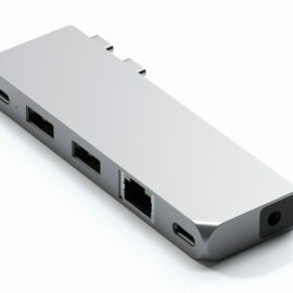 Das Bild zeigt den Satechi Pro Hub Mini - USB4/USB-A/C/Ethernet/Audio für MacBook. Der Hub ist in silberner Farbe gestaltet und verfügt über mehrere Anschlüsse: zwei USB-A-Ports, einen Ethernet-Port, einen Audioanschluss sowie USB-C- und USB4-Anschlüsse. Er scheint aus hochwertigem Metall gefertigt zu sein und ist so konzipiert, dass er mit einem MacBook kompatibel ist, um dessen Konnektivitätsmöglichkeiten zu erweitern.