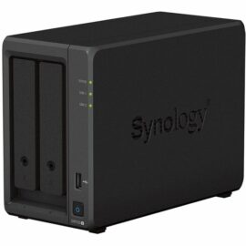 Das Bild zeigt den Synology DS723+ NAS-Server in schwarzer Farbe. Der NAS-Server verfügt über zwei Einschubschächte an der Frontseite, was auf seine 2-Bay-Eigenschaft hindeutet. Neben den Einschüben sind Status-LEDs erkennbar, die den Betriebszustand des Geräts anzeigen. An der Vorderseite befinden sich auch ein USB 3.2-Anschluss und der Ein-/Ausschalter. Die Marke Synology ist deutlich auf der rechten Seite des Geräts sichtbar. Der NAS-Server dient dazu, Daten zentral zu speichern und über ein Netzwerk für autorisierte Nutzer oder Systeme zugänglich zu machen.