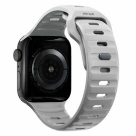 Das Bild zeigt das Nomad Sport Band in grauer Farbe, das für die Apple Watch 42/44/45/49 mm konzipiert ist. Das Band ist aus einem beständigen, fluorelastomerähnlichen Material gefertigt und weist eine Vielzahl von Löchern für verbesserte Atmungsaktivität und Komfort während der Benutzung aus. Das Design ermöglicht eine einfache Anpassung an verschiedene Handgelenkgrößen und betont zugleich eine sportliche Ästhetik. Die Apple Watch ist nicht im Lieferumfang enthalten und dient nur der Anschauung, wie das Band an der Uhr aussieht.