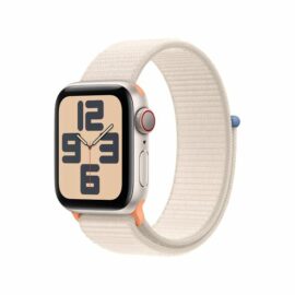 Das Bild zeigt die Apple Watch SE (2023) mit Cellular in 40-mm-Aluminiumgehäuse in der Farbe Polarstern und einem Sport Loop Armband. Das Zifferblatt der Uhr präsentiert ein großes, nummerisches Ziffernblatt, das die Uhrzeit anzeigt. An der Seite der Uhr sind die typischen Steuerelemente, darunter die digitale Krone mit einem roten Ring und die Seitentaste. Das Bild dient dazu, das Design und den Stil der Smartwatch zu präsentieren.
