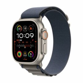 Das Bild zeigt eine Apple Watch Ultra 2 mit einem 49 mm Titangehäuse und einem blauen Alpine Loop Armband in Größe S. Die Smartwatch hat einen großen Bildschirm, auf dem verschiedene Fitness- und Gesundheitsfunktionen wie Herzfrequenz, Aktivitätsringe und Höhenmeter angezeigt werden. Eine digitale Krone mit orangefarbenem Akzent ist an der Seite sichtbar. Das Bild soll das Design und einige der Funktionen des Produktes präsentieren.