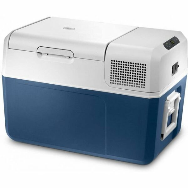 Das Bild zeigt die Mobicool Elektrische Kühlbox MCF-60 mit einem Fassungsvermögen von 58 Litern in den Farben Blau und Grau. Das Design ist modern und praktisch, mit einem tragbaren Griff an der Seite. Auf der Vorderseite der Kühlbox befindet sich ein Bedienfeld mit Anzeige und Anschlüssen. Der Zweck des Bildes ist es, das Produkt für potenzielle Kunden zu präsentieren und die ästhetischen sowie funktionalen Aspekte der Kühlbox hervorzuheben.