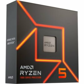 Das Bild zeigt den Ryzen™ 5 7600X Prozessor, verpackt in einer schwarzen Box mit auffälligem orangenem und rotem Beleuchtungsdesign. Im Fokus steht der Prozessorchip, der durch ein Fenster in der Verpackung sichtbar ist. Im unteren Bereich der Box sind die Schriftzüge "AMD Ryzen" und "7000 SERIES PROCESSOR" sowie das AMD Ryzen-Logo und die große Ziffer "5" zu erkennen, die die Prozessorklasse hervorheben. Der Zweck dieses Bildes ist es, das Produkt visuell ansprechend zu präsentieren und die Marke sowie die Serie des Prozessors zu betonen.