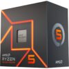 Das Bild zeigt die Verpackung des AMD Ryzen 5 7000 Series Prozessors. Auf der schwarzen Schachtel sind das AMD Ryzen Logo und die Zahl 5 mit einer leuchtenden orangen Linie hervorgehoben, was auf die Modellreihe der CPU hinweist. Das Design zielt darauf ab, das Produkt markant zu präsentieren und die Aufmerksamkeit auf die Zugehörigkeit zur AMD Ryzen 5 Serie zu lenken.