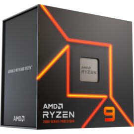 Das Bild zeigt eine Verpackung des AMD Ryzen™ 9 7900X Prozessors aus der 7000er Serie. Auf der Vorderseite der schwarzen Verpackung ist das AMD Ryzen-Logo zu sehen, zusammen mit einer auffälligen, roten, leuchtenden Linie, die ein "Z" formt. Außerdem ist die Zahl "9" prominent dargestellt, was auf die Modellnummer des Prozessors hinweist. Der Zweck des Bildes ist es, das Produkt und sein Design zu präsentieren, um potenzielle Käufer anzusprechen und die Marke zu bewerben.