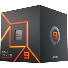 Das Bild zeigt die Verpackung des AMD Ryzen 9 7900 Prozessors. Auf der schwarzen Box ist das AMD Ryzen Logo zusammen mit einer strahlenden "9" zu sehen, die den Produktname Ryzen 9 kennzeichnet. Die Verpackung promotet den Prozessor als Teil der 7000er Serie und dient dazu, einen starken Eindruck von Leistung und Qualität zu vermitteln, was für die Zielgruppe anspruchsvoller Anwendungen relevant ist.