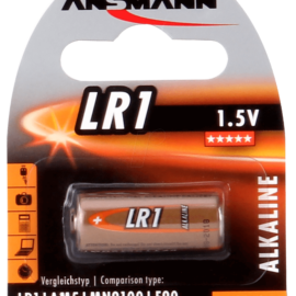 Das Bild zeigt eine ANSMANN Alkaline Batterie vom Typ LR1 in einem 1er-Pack. Die Batterie ist in einer typischen Blisterverpackung zu sehen, die auch die Spannung von 1,5 Volt angibt und die Batterie als langlebig bewirbt, erkennbar an den fünf angezeigten Sternen. Am unteren Rand der Verpackung sind Vergleichstypen für die Batterie aufgelistet: LR1, AM5, MN9100, E90. Diese Informationen dienen der Identifizierung und Kompatibilitätsprüfung für Verbraucher, die nach einer spezifischen Batterie für ihre Geräte suchen.