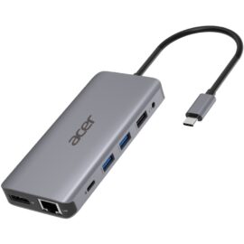 Das Bild zeigt die Acer 12-in-1 Type C Dockingstation in einer Nahaufnahme auf einem weißen Hintergrund. Das Gerät ist in einem grauen Farbton gehalten mit dem Acer-Logo deutlich sichtbar auf der Oberseite. Die Dockingstation verfügt über mehrere Anschlüsse, darunter USB-A-Ports, einen Ethernet-Port, HDMI-Ausgang und andere Schnittstellen, um eine Vielzahl von Peripheriegeräten und externen Displays zu unterstützen. Ein USB-C-Kabel ist an einem Ende angeschlossen, was darauf hinweist, dass dieses Kabel zur Verbindung der Dockingstation mit einem kompatiblen Computer oder Gerät verwendet wird. Das Bild dient dazu, das Design und die Konnektivitätsoptionen der Dockingstation zu veranschaulichen.