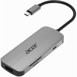 Das Bild zeigt die Acer Multi-Port Adapter 7-in-1 Dockingstation. Man sieht ein graufarbenes, langgestrecktes Gehäuse mit dem Acer Logo auf der Oberseite. Auf einer Langseite sind diverse Anschlüsse zu erkennen, darunter USB-Ports, ein HDMI-Anschluss, ein SD-Kartenslot und ein Netzwerkanschluss. Am kurzen Ende ist ein integriertes Kabel mit einem USB-C Stecker sichtbar. Der Adapter dient dazu, die Konnektivität eines Laptops oder eines anderen Geräts mit USB-C Anschluss zu erweitern, indem mehrere Geräte gleichzeitig angeschlossen werden können.