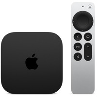 Das Bild zeigt den Apple TV 4K der 3. Generation neben seiner Fernbedienung. Der Streaming-Client ist ein quadratisches, schwarzes Gerät mit einem deutlich sichtbaren Apple-Logo in der Mitte. Die Fernbedienung ist auch schwarz und hat ein rundes Touchpad oben, gefolgt von mehreren Bedienelementen, einschließlich eines Power-Knopfes, einem Menüknopf, einem TV-Button, Lautstärketasten und weiteren Kontrolltasten. Der Zweck des Bildes ist es, Design und Aussehen des Produkts zu präsentieren.