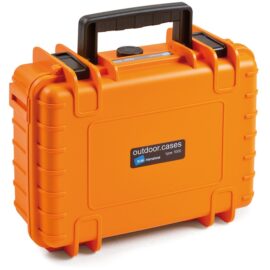 Das Bild zeigt den Outdoor.case Typ 1000 RPD Schutzkoffer von B&W International in leuchtendem Orange. Der robuste Koffer ist speziell entwickelt, um Elektronik und empfindliche Ausrüstung zu schützen. Er verfügt über einen stabilen Tragegriff sowie verstärkte Kanten und Verschlüsse für zusätzliche Sicherheit.