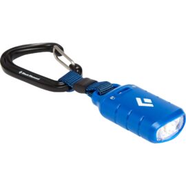 Das Bild zeigt den 'Ion Schlüsselanhänger-Licht von Black Diamond', ein kompaktes und tragbares Lichtgerät, das mit einem Karabiner an Schlüsseln oder Ausrüstung befestigt werden kann, um bei Bedarf Licht zu spenden. Das Licht ist eingeschaltet und leuchtet, während der Karabiner und das Gehäuse des Lichts in Blautönen gehalten sind. Der Fokus des Bildes liegt darauf, das Design und die Funktionalität des Produkts zu demonstrieren.