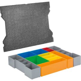 Das Bild zeigt das L-BOXX Inset Box Set von Bosch Professional, bestehend aus einer grauen Schaumstoffeinlage und einem Set an bunten Einsatzboxen unterschiedlicher Größen. Die bunten Boxen sind in den Farben Blau, Grün, Rot, Gelb und Orange abgebildet und scheinen in die graue Schaumstoffeinlage zu passen. Diese Einlagen sind dazu gedacht, Werkzeuge und kleine Teile übersichtlich und sicher in einer L-BOXX zu verstauen und zu transportieren.