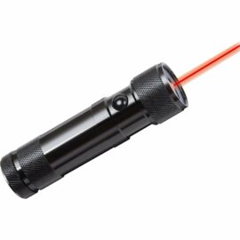 Das Bild zeigt die EcoLED Laser Light Taschenlampe von Brennenstuhl mit aktiviertem roten Laserpointer. Im Fokus steht die Taschenlampe mit einem robusten schwarzen Gehäuse und gezahntem Kopfteil, wodurch der Zweck des Gegenstandes, nämlich Beleuchtung und die Nutzung als Laserzeiger, hervorgehoben wird.