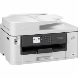 Das Bild zeigt den Multifunktionsdrucker Brother MFC-J5340DWE in einer Frontansicht. Der Drucker verfügt über ein Farbbedienfeld, mehrere Papierzuführungen und Funktionstasten zur Bedienung. Das Gerät ist für Druck-, Scan-, Kopier- und Faxfunktionen konzipiert und spricht damit den Einsatz im Büro oder Heimbüro an.