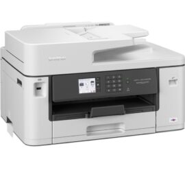 Das Bild zeigt den Brother MFC-J5340DW, einen Business Smart Multifunktionsdrucker in Weiß. Man sieht ein modernes Gerät mit einem Dokumenteneinzug oben, einem Bedienfeld mit einem kleinen Display und Tastenfeld sowie einem Papierausgabebereich. Der Printer scheint für den Gebrauch im Büro oder Heimbüro konzipiert zu sein und bietet Funktionen wie Drucken, Scannen, Kopieren und Faxen in einem kompakten Design.