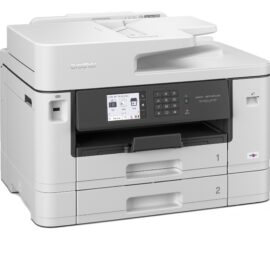 Auf dem Bild ist der Brother MFC-J5740DW Multifunktionsdrucker zu sehen. Er zeichnet sich durch sein elegantes weißes Design aus und verfügt über ein Farb-Touchscreen-Bedienfeld sowie mehrere Papierzuführungen. Es handelt sich um ein Bürogerät, das zum Drucken, Scannen, Kopieren und Faxen verwendet werden kann und dazu bestimmt ist, die Produktivität am Arbeitsplatz zu steigern.