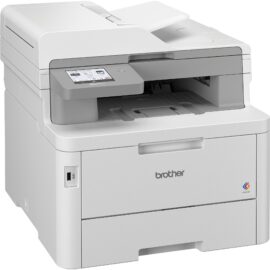 Das Bild zeigt den Multifunktionsdrucker Brother MFC-L8340CDW. Der Drucker ist in einem hellen Weiß gehalten und verfügt über ein integriertes Bedienfeld mit einem Farb-Touchscreen-Display. Im Vordergrund ist das Papierfach sichtbar, und der obere Teil des Geräts enthält den automatischen Dokumenteneinzug. Das Gerät ist für den Einsatz in Büros oder Arbeitsumgebungen gedacht, wo Drucken, Kopieren, Scannen und Faxen erforderlich sind. Auf der Frontseite ist das Brother-Logo zu erkennen sowie das Farb-Label, das anzeigt, dass dieser Drucker in der Lage ist, in Farbe zu drucken.