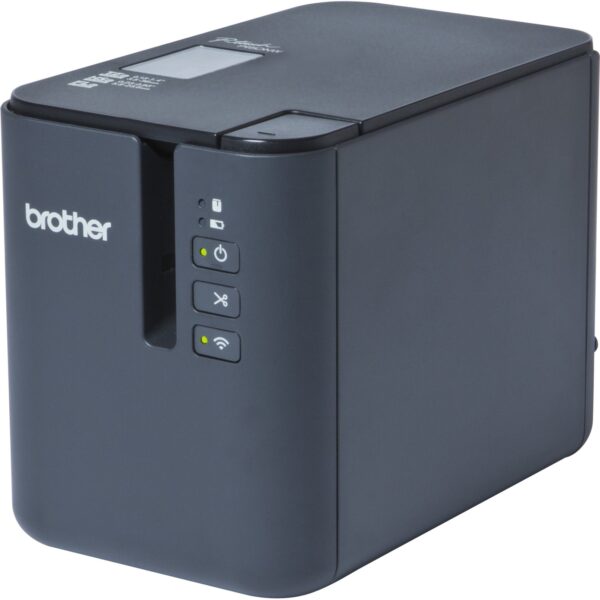 Etikettendrucker Brother P-touch P950NW, ein kompaktes schwarzes Gerät mit mehreren Bedientasten und Status-LEDs an der Vorderseite, aufgenommen aus einer schrägen Perspektive. Zweck des Bildes ist die Darstellung des Produktdesigns und der Benutzeroberfläche.