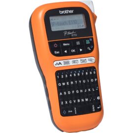 Das Bild zeigt das Brother P-touch PT-E110 Beschriftungsgerät in einer Nahaufnahme. Es handelt sich um ein tragbares Etikettendruckgerät mit einer Tastatur und einem Display, das für die Erstellung von Etiketten für verschiedene Zwecke, wie z.B. die Kennzeichnung von Kabeln, Geräten oder Ablagebehältern, verwendet wird. Das Gerät ist überwiegend in Schwarz und Orange gehalten und es sind verschiedene Tasten für die Bedienung sowie das Brother-Logo und das Modell "P-touch E110" auf dem Gerät sichtbar.
