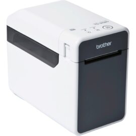 Das Bild zeigt den Brother TD-2020A Etikettendrucker, ein kompaktes, weißes Gerät mit schwarzen Akzenten. Der Drucker verfügt über eine klare Bedienoberfläche mit Tasten und ist für die Herstellung von Etiketten in verschiedenen Umgebungen wie Büros, Geschäften und Lagerhäusern konzipiert.
