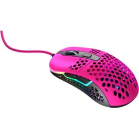 Die Xtrfy M42 RGB Gaming-Maus mit einer auffälligen Rosa-Farbgebung und einem einzigartigen Design, das durch eine Vielzahl von Löchern für Gewichtsreduktion gekennzeichnet ist. Die Maus verfügt über mehrfarbige RGB-Beleuchtung, die durch die Löcher und entlang der Kanten des Geräts sichtbar ist. Ein geflochtenes Kabel in Pink verbessert die Flexibilität und Haltbarkeit. Des Weiteren sind auf der Oberseite zwei Hauptklick-Tasten, ein Scrollrad und zusätzliche Tasten zur Einstellung der DPI-Empfindlichkeit erkennbar. Das Bild dient dazu, das Design und die Features der Gaming-Maus zu präsentieren.