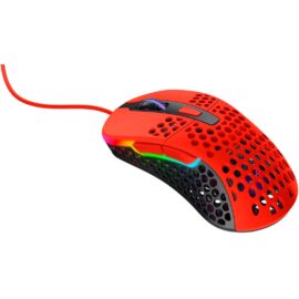 Das Bild zeigt die Xtrfy M4 Gaming-Maus in einer seitlichen Ansicht, wobei der Fokus auf dem leichten und ergonomischen Design mit Wabenstruktur liegt. Die Maus ist hauptsächlich in einem leuchtenden Rot gehalten und verfügt über ein mehrfarbiges RGB-Licht, das durch die seitlichen Waben sichtbar ist. Das rote geflochtene Kabel ist ebenfalls zu sehen, und die Maus ist so dargestellt, dass ihre Form und ihre Merkmale gut erkennbar sind. Das Bild dient dazu, das Design und die ästhetischen Merkmale der Maus hervorzuheben, um potentielle Käufer anzusprechen und die spezifischen Eigenschaften des Produkts im Rahmen des Reviews zu präsentieren.