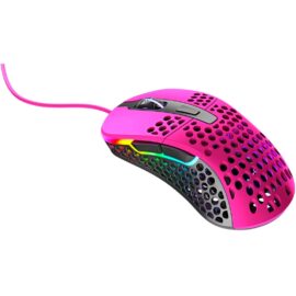 Die Xtrfy M4 Gaming-Maus in leuchtendem Pink mit einem auffälligen Design mit Wabenmuster für geringeres Gewicht, einer ergonomischen Form und einem bunten Beleuchtungsstreifen entlang der Seite. Mit ihrem geflochtenen Kabel zeigt diese Aufnahme das Produkt in seiner Ganzheit, um potenziellen Käufern die Ästhetik und die Features zu präsentieren.